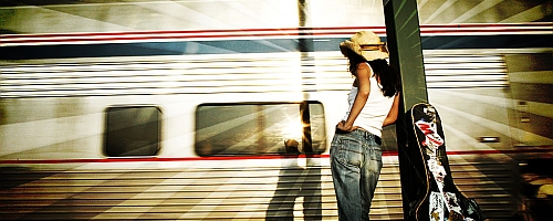 Moça com trem artístico
